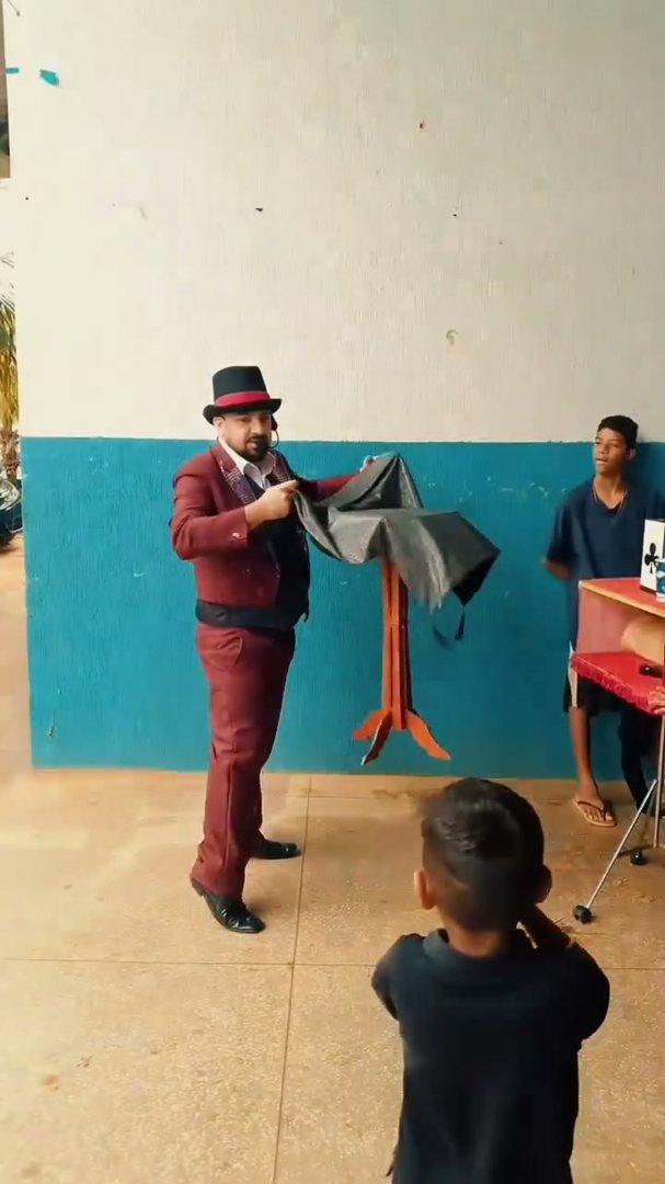 Mágica com lenço no palco