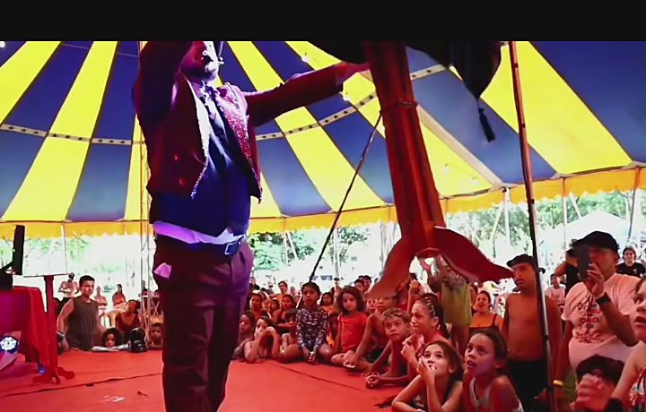 Show de mágica de salão para uma grande plateia