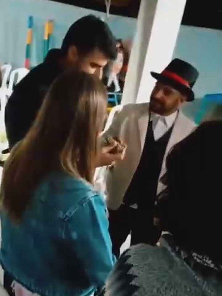 Mágica de close-up entre os convidados