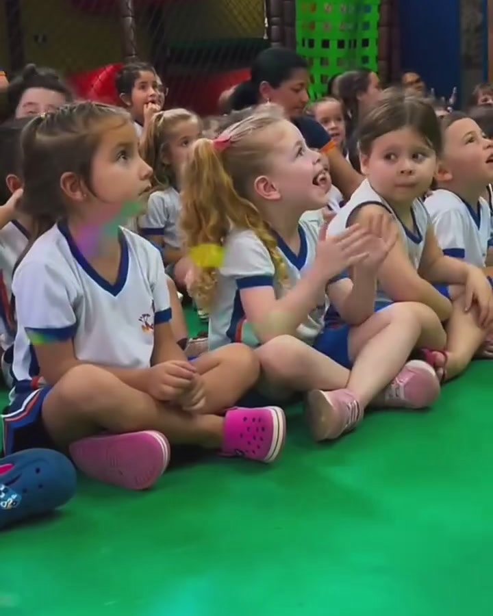 Crianças encantadas assistindo ao show