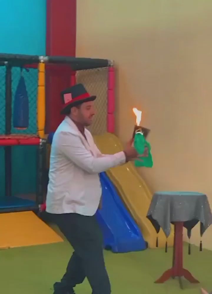 Mágica com fogo em festa