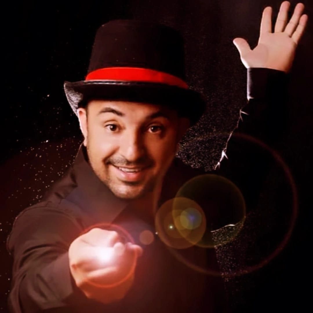 Viny fazendo surgir uma luz na mão