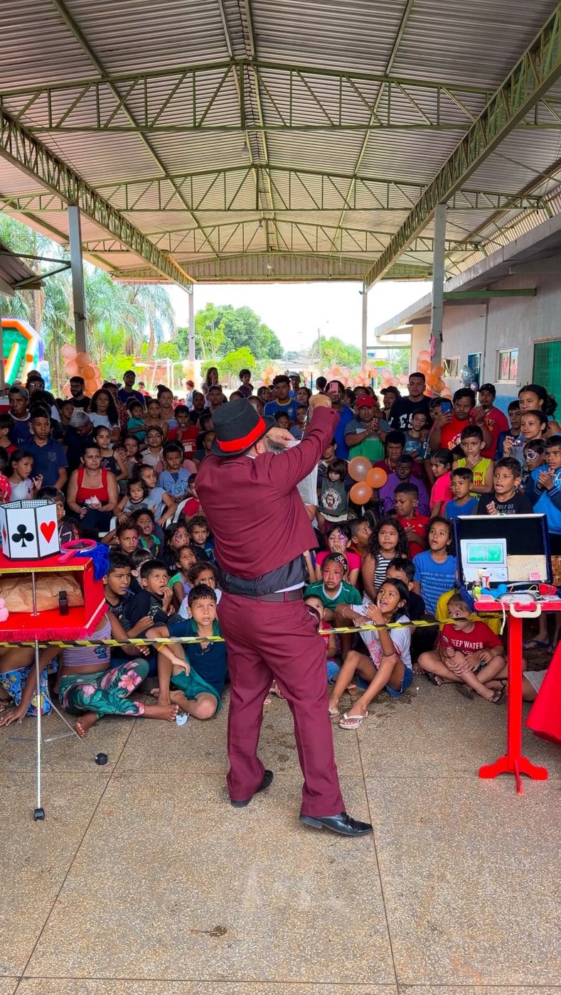 Show de mágica para uma grande plateia em escola